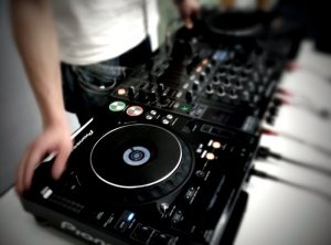 DJ Ausrüstung auf Tisch