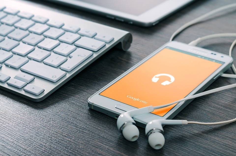 Google Play Music auf Smartphone auf Tisch